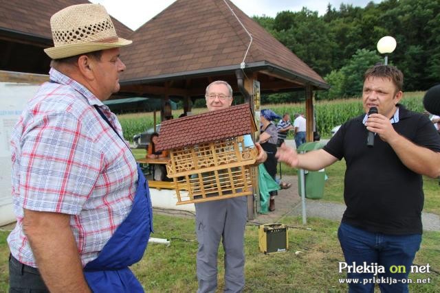 Srečanje ljudskih pevcev in godcev