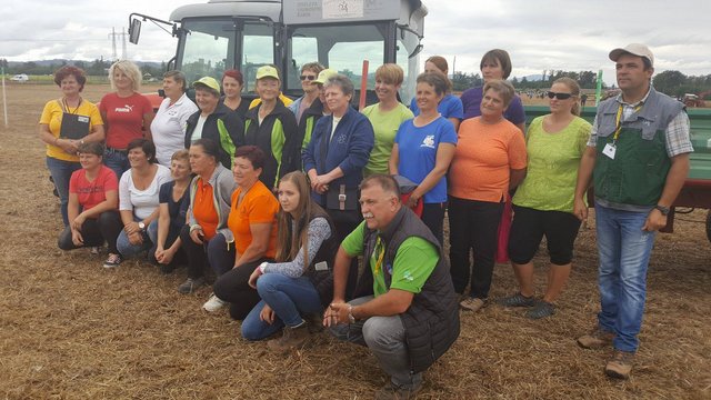 Tekmovanje žensk v spretnostni vožnji s traktorjem