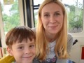 Na vlakec sta prestopila mama Maja in sinček Nikola