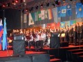 Združeni moški zbori Goriške in godbeniki na odru