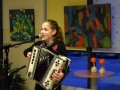 Eva s harmoniko ob slovenskem kulturnem prazniku