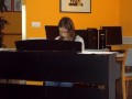 Ana Horvat igra na klavir