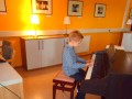 Jan Kolar igra na klavir
