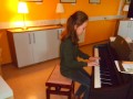 Maja Zidar igra na klavir