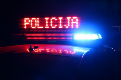 Policisti so voznika ustavljali, a ta ni ustavil