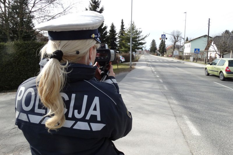 Policistki PP Ptuj sta 22-letniku namerili 110 km/h v naselju