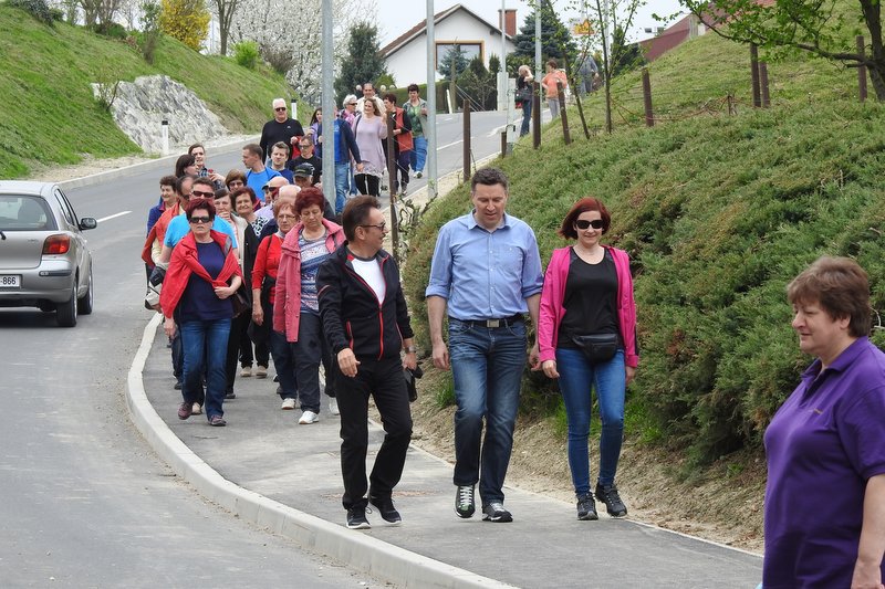 Pohod po novih pločnikih