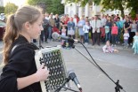 Igrala je na harmoniko ter pela sedmošolka Eva Tompa