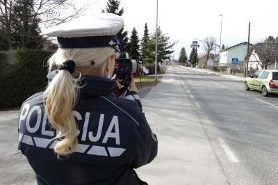 Policistki PP Ptuj sta 22-letniku namerili 110 km/h v naselju
