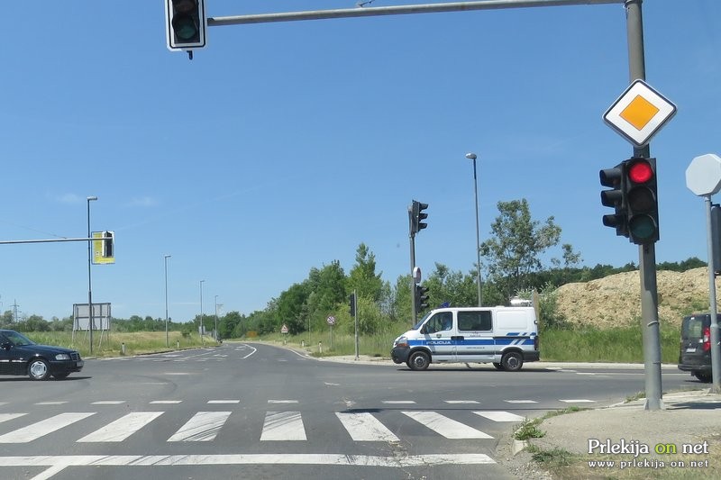 Voznik ni ustavil na znake policije in nato v Ormožu povzročil prometno nesrečo