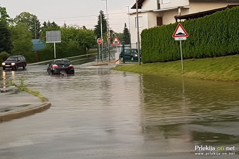 Ljutomer zajel močan dež s točo, avtomobili obstali v vodi, ki je bruhala skozi jaške...