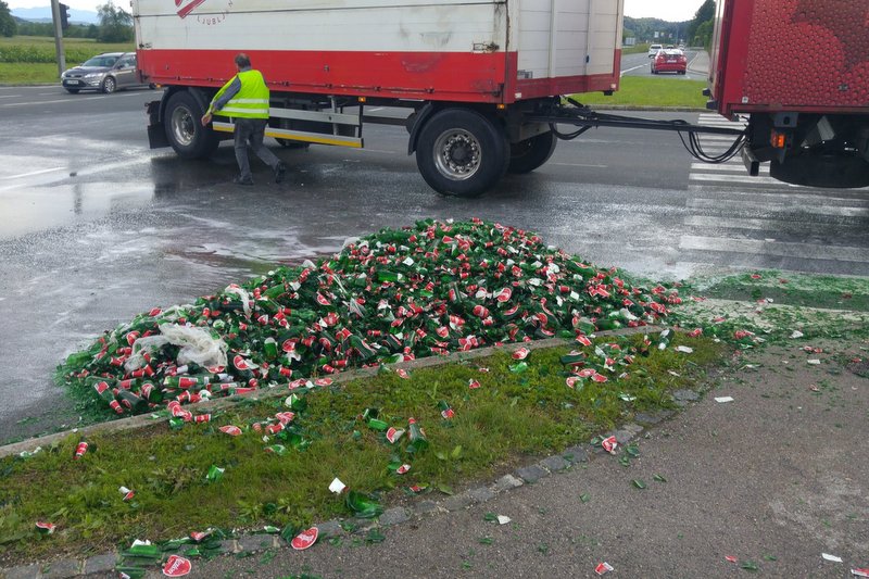 Raztreseno pivo na cesti, foto: PGD Trzin