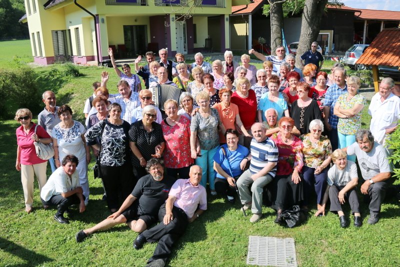 Žalnega slovesa s snopom se je udeležilo 48 najbolj zvestih radijskih poslušalcev