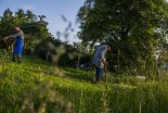 Košnja na star način pri Mali Nedelji