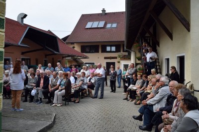 Številno občinstvo na dvorišču Šarugovih