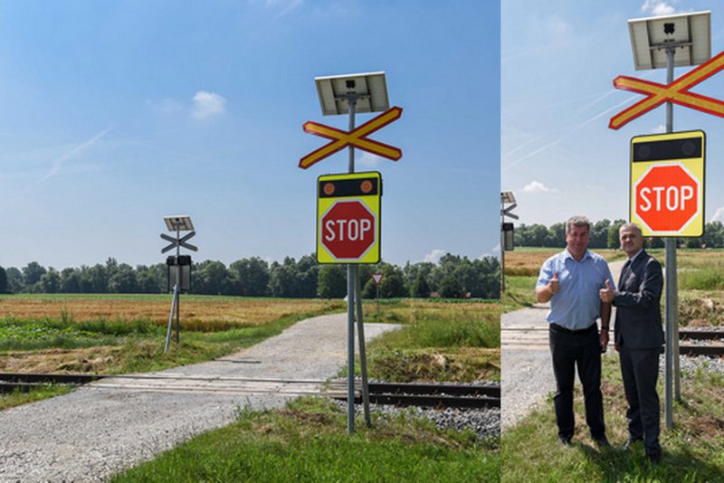 Jurij Borko in Uroš Skuhala pri železniškem prehodu, ki je sedaj opremljen s sistemom COPS@rail