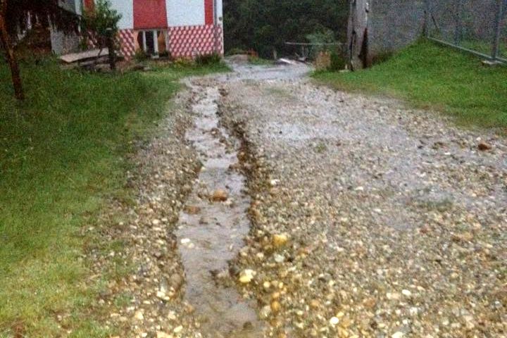 Meteorna voda v Koprivi teče proti hiši, kjer zaliva dvorišče in tudi samo hišo