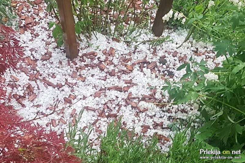 Toča je ponekod uničila poljščine. Tudi v sredo bodo možna neurja.