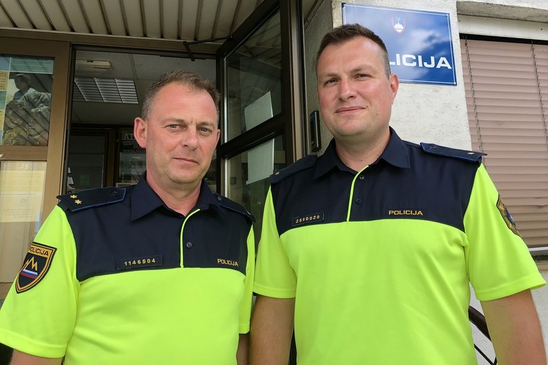 Na pomoč sta prva prispela prometna policista Primož Šrok in Miran Čučej