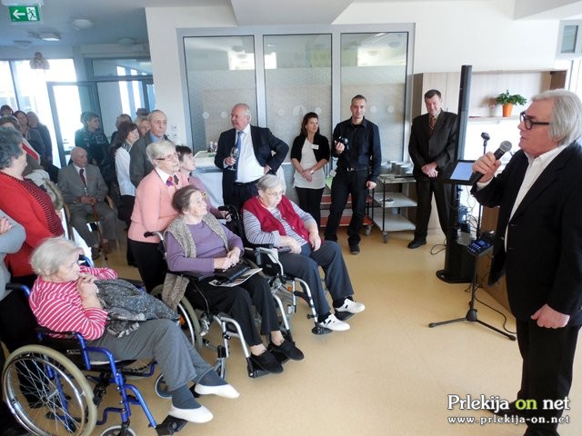 Prepeva seniorkam in seniorjem