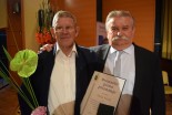 Alojz Vrzel s priznanjem in županom Janezom Rihtaričem