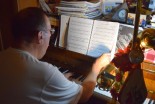 Prof. glasbe Berislav Budak ob klavirju
