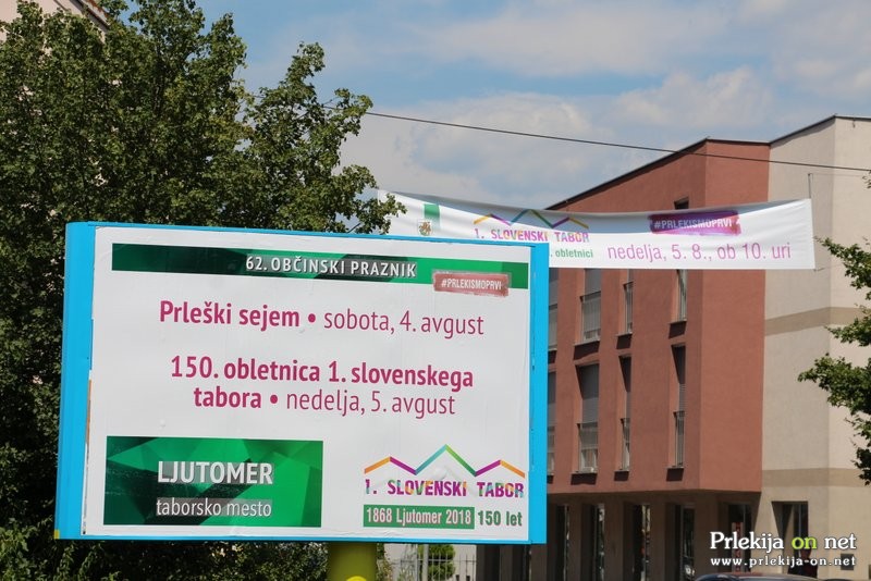 V mestu lahko zasledimo tudi plakate in reklame, ki vabijo na prireditev