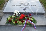 Cvetje pri spominskem obeležju »Nikoli več« v Gornji Radgoni