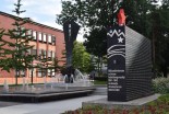 Pri spomeniku žrtvam v 2. svetovni vojni