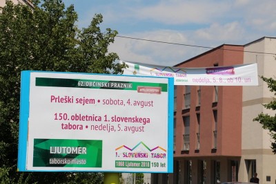 V mestu lahko zasledimo tudi plakate in reklame, ki vabijo na prireditev