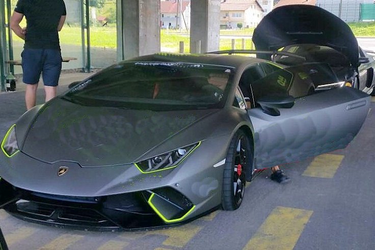 Voznika avtomobilov lamborghini huracan in audi R8 med sabo tekmovala po slovenski avtocesti