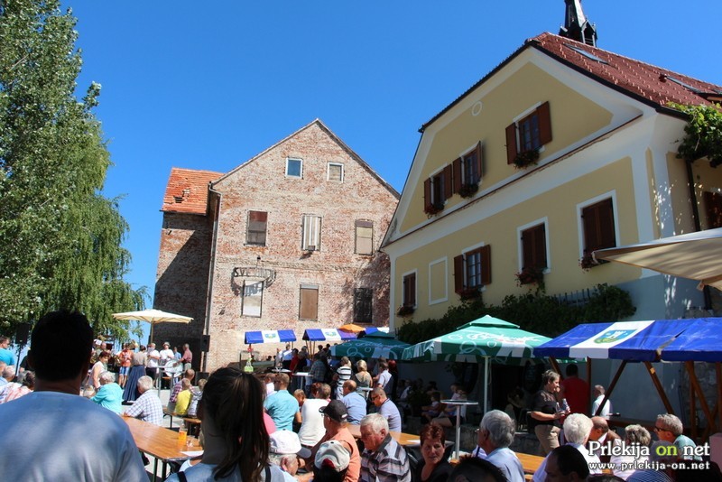 Stara šola in apartmajska zgradba na Svetinjah