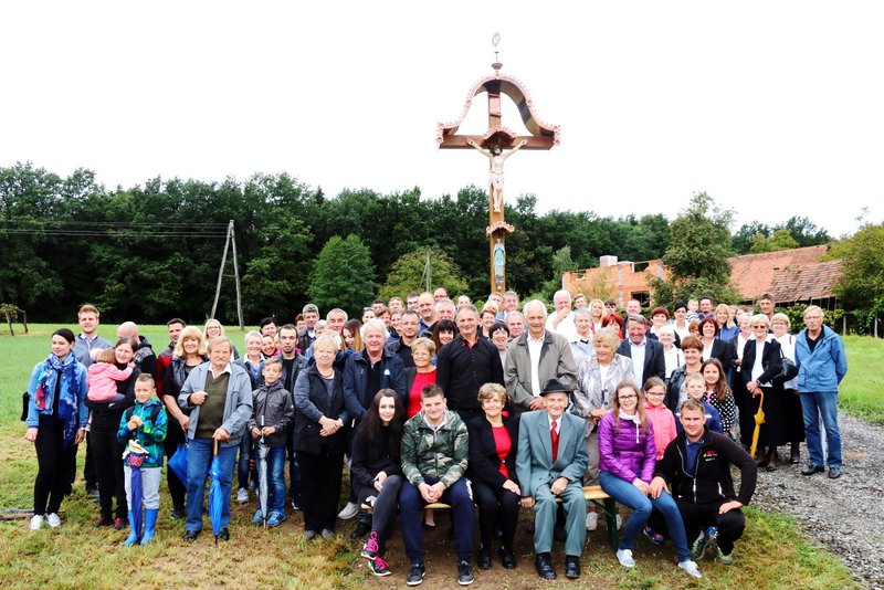Ob blagoslovitvi križa družine Župec se je zbralo veliko vernikov