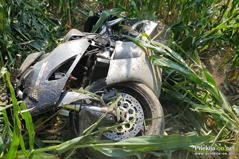 Motorist je končal na njivi