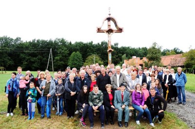 Ob blagoslovitvi križa družine Župec se je zbralo veliko vernikov