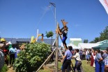 Postavljanje haloškega klopotca na sejmu AGRA