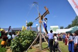 Postavljanje haloškega klopotca na sejmu AGRA