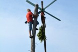 Postavljanje klopotca na Plitvičkem Vrhu