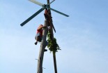 Postavljanje klopotca na Plitvičkem Vrhu