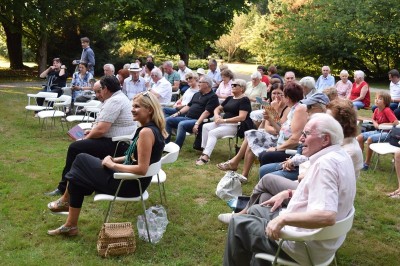 Ljubitelji poezije v Vrtu spominov in tovarištva na Petanjcih