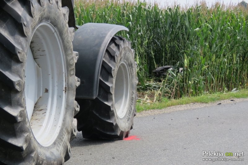 Trčila sta traktor in osebno vozilo (simbolična fotografija)