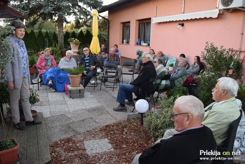 Zbrano poslušalstvo na vrtu