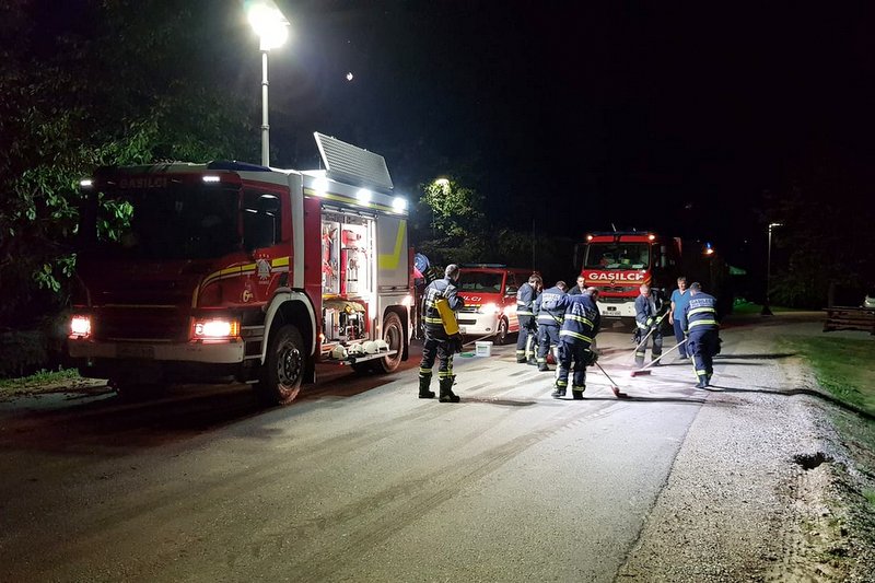 Gasilci PGD Ormož so onesnaženje razmastili ter posuli z vpojnimi sredstvi, foto: PGD Ormož