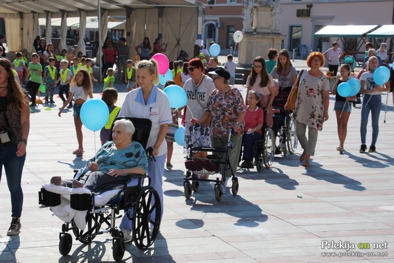 Sprehod za spomin z modrimi baloni