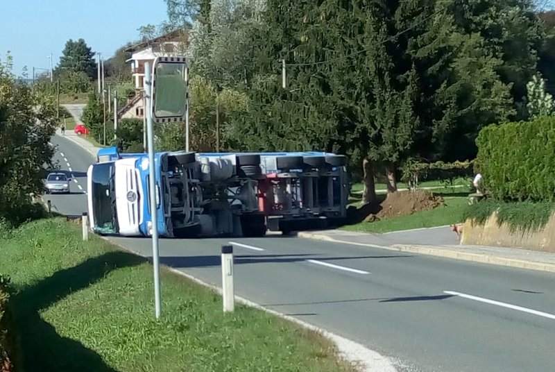 Pri natovarjanju zemlje se je prevrnilo transportno vozilo