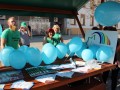 Sprehod za spomin z modrimi baloni