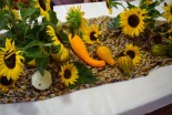 Cvetlični aranžma na praznični mizi