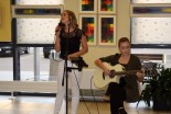 Mladi umetnici: kitaristka Taja Jug in pevka Katarina Šebök