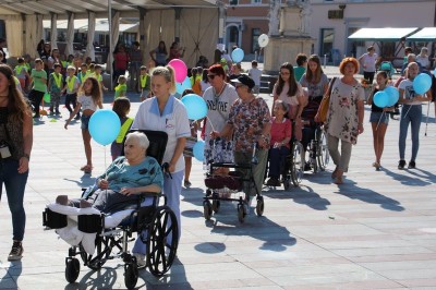 Sprehod za spomin z modrimi baloni