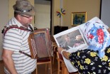 »Prleška Micika« harmonikarja prepričuje s časopisnimi vestmi